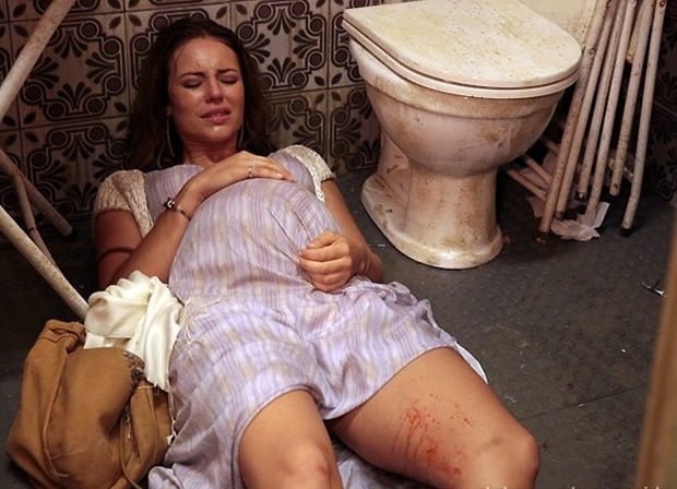 Numa das cenas mais inacreditáveis da história da teledramaturgia nacional,  Paloma dá à luz uma menina no banheiro imundo de um boteco