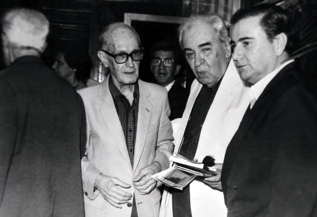 Pedro Nava entre Carlos Drummond de Andrade, no Rio de Janeiro, em junho de 1983