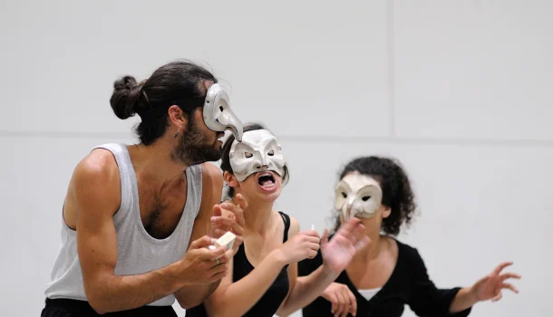 Máscaras que atravessam séculos: a influência da Commedia dell’arte no teatro ocidental