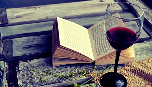 Um bom livro e um bom vinho são melhores do que muita gente