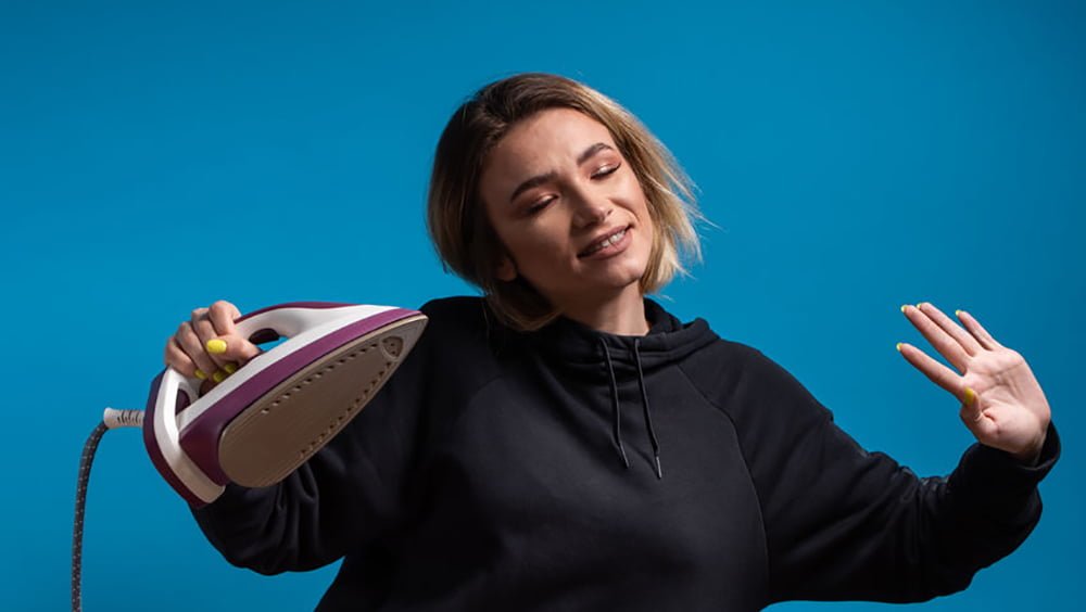 Por que diabos nós, mulheres, ainda carregamos a casa nas costas?