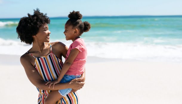 Ser mãe é bater de frente com a culpa e precisar prosseguir. É dar à luz e também nascer no parto