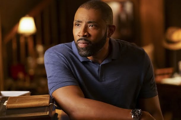 Raio Negro (2018), Greg Berlanti, Mara Brock Akil e outros