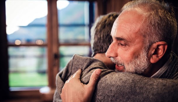 Abraços evitam doenças como depressão e ansiedade, diz estudo
