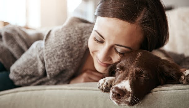 Mulheres dormem melhor ao lado de cães do que ao lado de homens, diz estudo