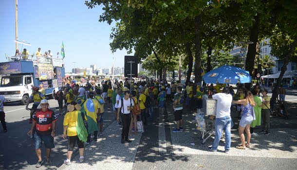 A era dos ídolos estúpidos e dos cérebros ocos (quando uma democracia morre, ela morre para todos)