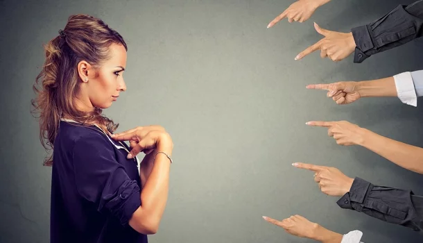 Entre togas e regatas: melhor que apontar o dedo é encontrar o próprio equilíbrio