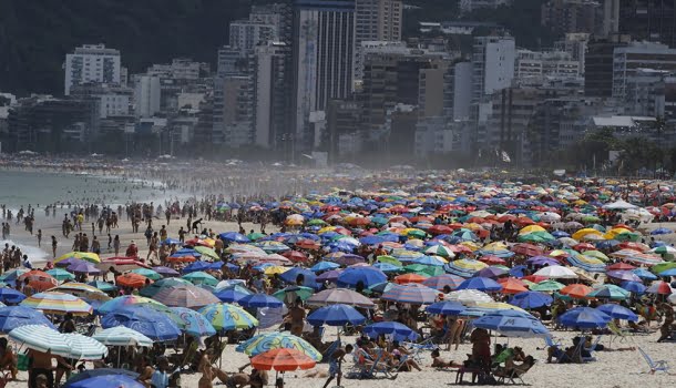 O país dos indiferentes: bares, praias e cemitérios lotados