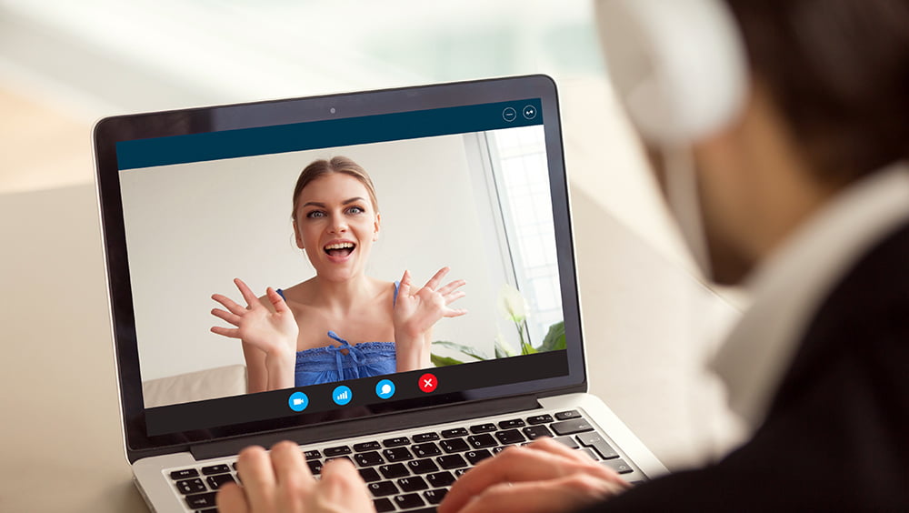 Casais que se conhecem pela internet são mais felizes no casamento, aponta estudo