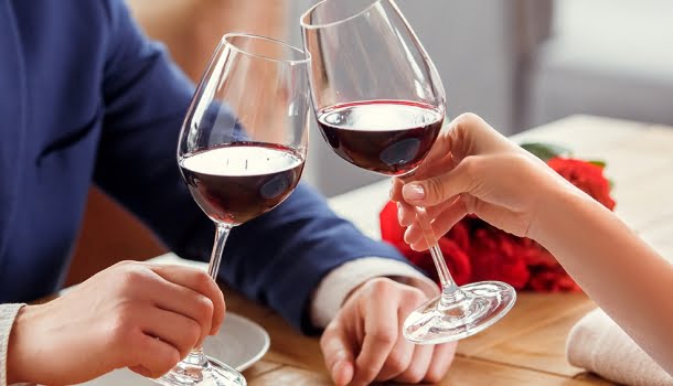 Casais que bebem juntos são mais felizes, sugere estudo