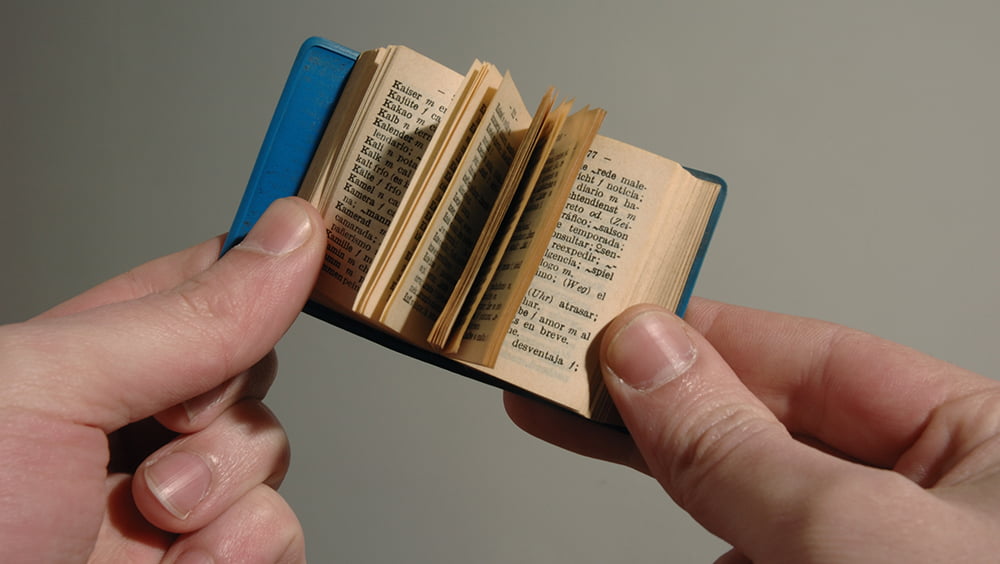 Микро книги. Маленькая книжка. Очень маленькая книга. Очень маленькая книжка. Миниатюрные книжки.