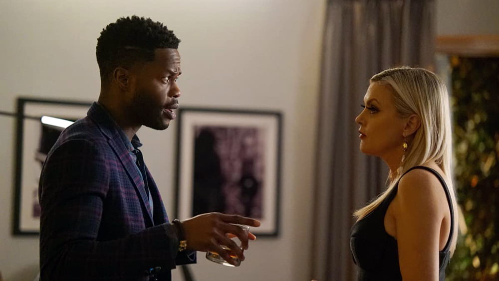 Dinastia (2017), Irving J. Moorestas séries.