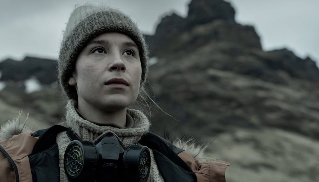 Gríma, de gorro e com máscara de proteção, na paisagem vulcânica de Katla