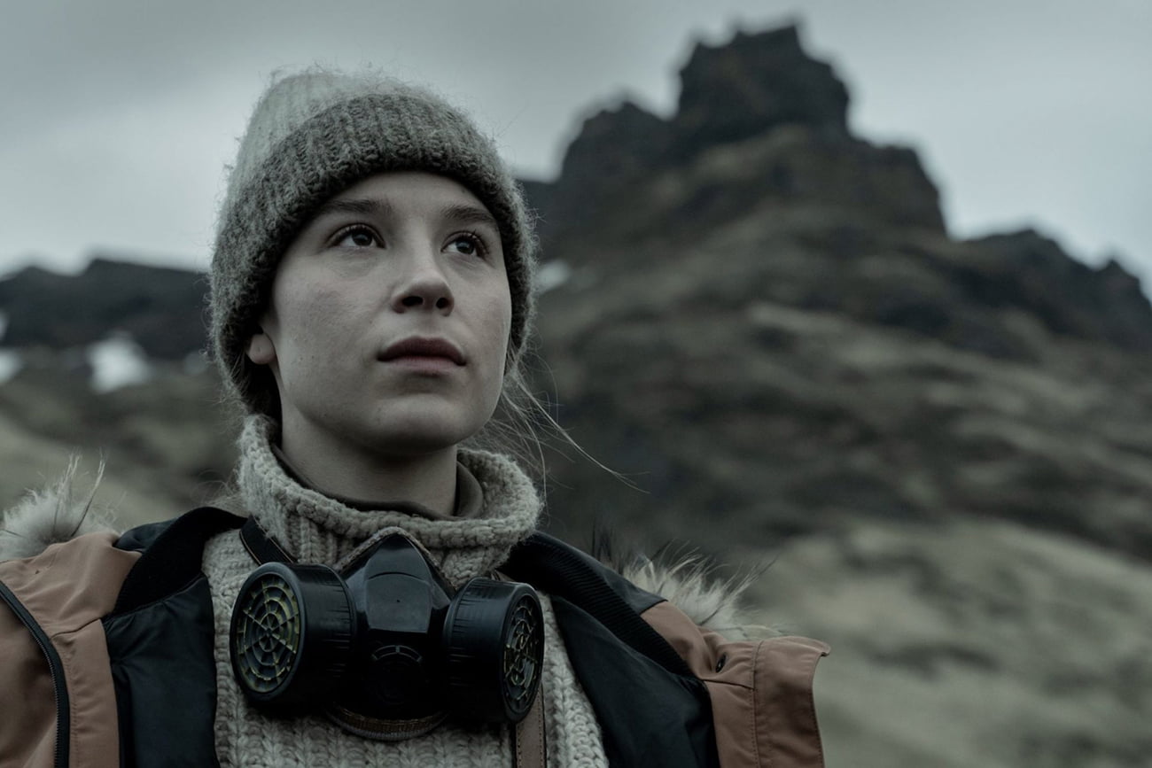 Gríma, de gorro e com máscara de proteção, na paisagem vulcânica de Katla