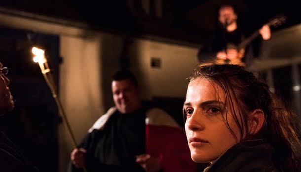 Carregado de raiva e tensão sexual, filme da Netflix vai abrir um barril de pólvora na sua cabeça