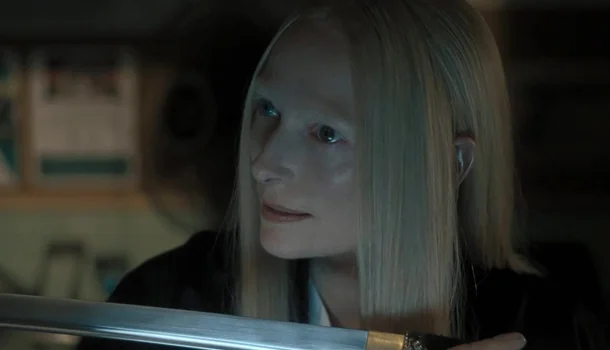 Excêntrico, filme de zumbi na Netflix é uma pequena joia que vai te fazer rir enquanto deixa algumas lições
