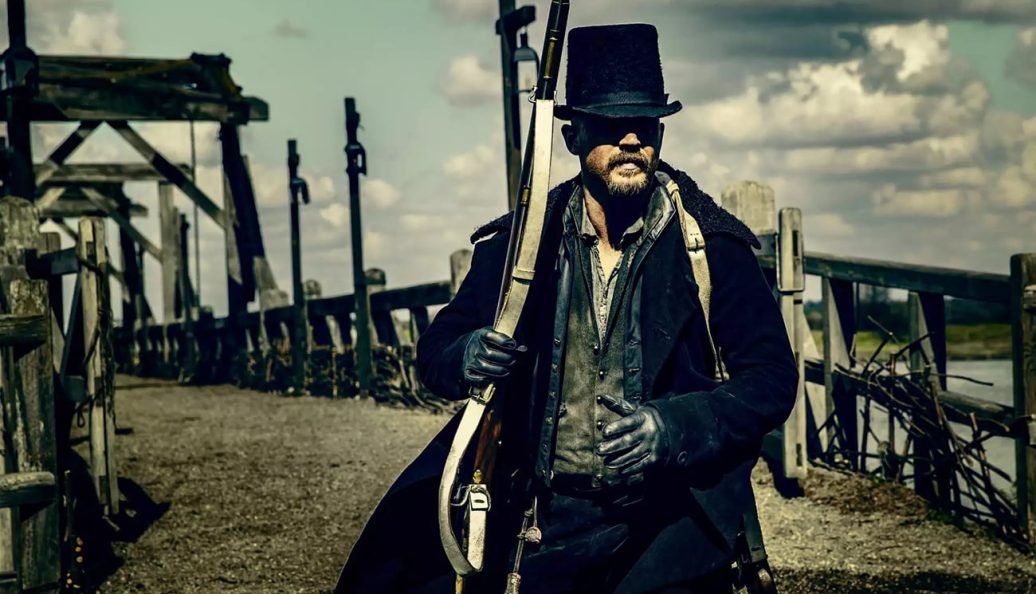 Tom Hardy como James Delaney nas docas de Londres em Taboo