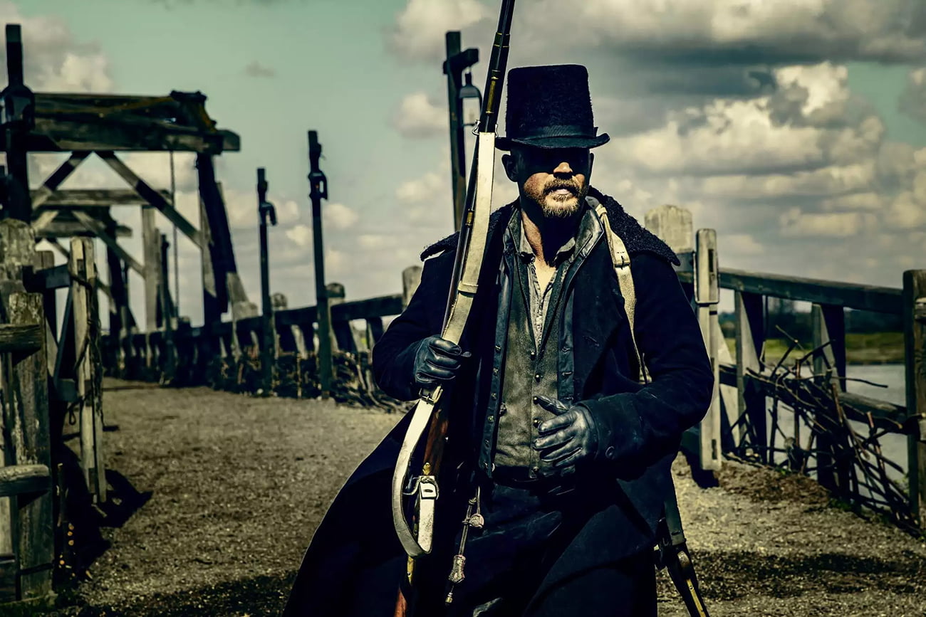Tom Hardy como James Delaney nas docas de Londres em Taboo