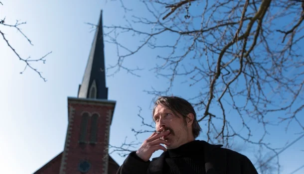 Mistura de Kill Bill com John Wick, thriller de ação e suspense com Mads Mikkelsen está na Netflix