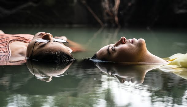 5 filmes de romance na Netflix com protagonistas excêntricos que vão te provar que o amor é para todos