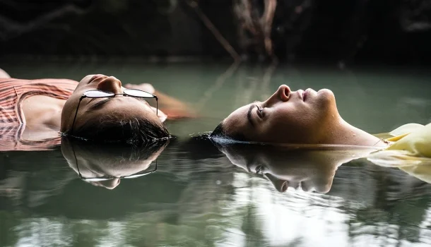 5 filmes de romance na Netflix com protagonistas excêntricos que vão te provar que o amor é para todos