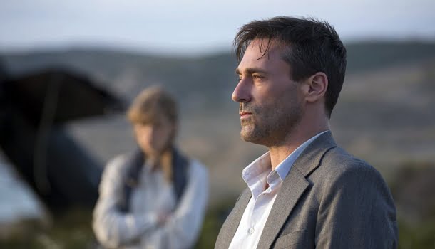 Filmaço com Jon Hamm e Rosamund Pike, na Netflix, é uma aula sobre conflitos no Oriente Médio