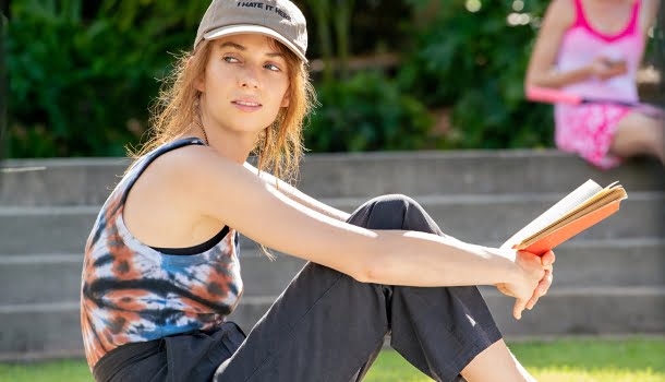 A comédia mais aguardada de 2022, com Camila Mendes e Maya Hawke, acaba de estrear na Netflix