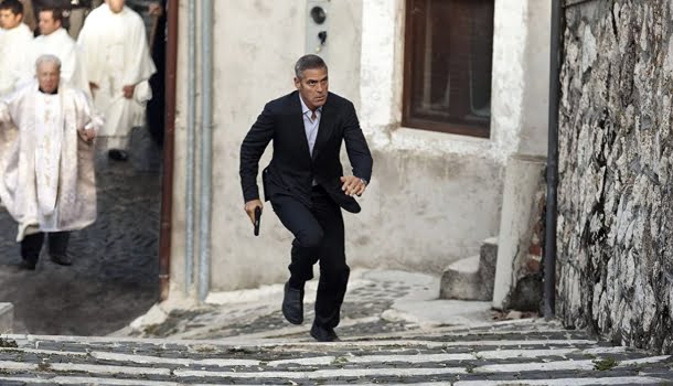 Filme sombrio com George Clooney na Netflix vai te deixar paranoico por 105 minutos