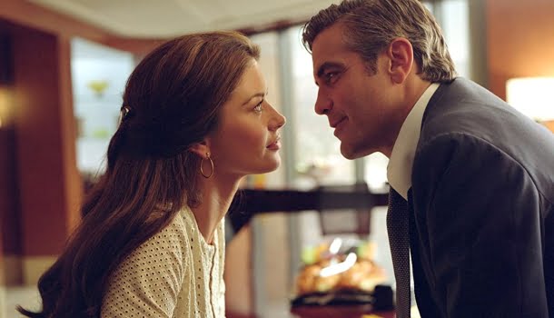 Filme com George Clooney e Catherine Zeta-Jones, na Netflix, vale cada milésimo de segundo do seu tempo