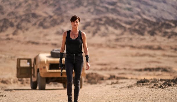 Você não pode perder: Charlize Theron no melhor filme de ação da Netflix dos últimos 5 anos