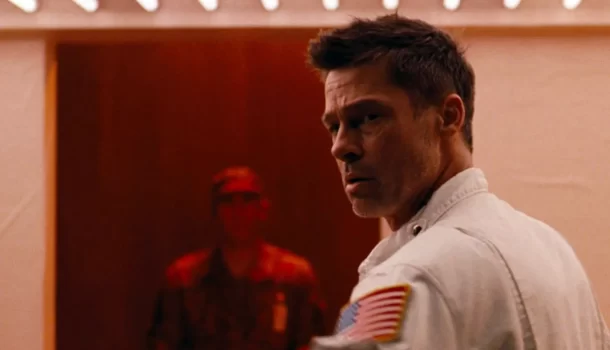 Ficção científica com Brad Pitt e Tommy Lee Jones é uma das obras mais geniais e que mistura Kubrick e Coppola em um só lugar, na Netflix