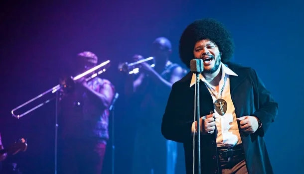 Ótimo, leve e engraçado, filme na Netflix conta a história de um dos maiores cantores da música brasileira
