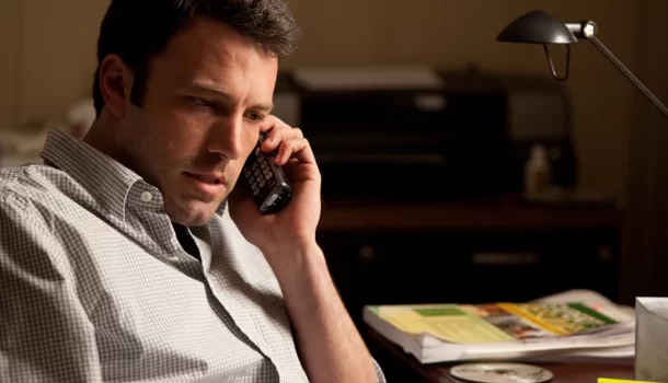 Filme com Tommy Lee Jones e Ben Affleck, na Netflix, vale cada milésimo de segundo do seu tempo