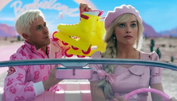 Escolha um look rosa e vá ao cinema: Barbie faz a gente rir de assuntos sérios