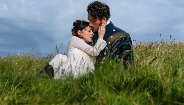 O romance com Dakota Johnson na Netflix que vai derreter seu coração como sorvete em um calor de 40 graus