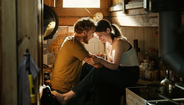 O filme para românticos inveterados na Netflix que vai acelerar seu coração e te fazer suspirar do início ao fim