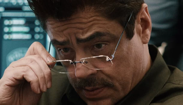 A atuação elegante e genial de Benicio Del Toro em filmaço que acaba de estrear na Netflix