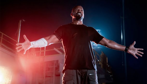 O thriller de ação com Jamie Foxx na Netflix que é o coquetel de diversão que você precisa para seu final de semana