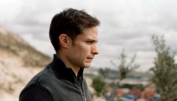 Drama francês com Gael García Bernal, na Netflix, vai fazer você se sentir como se estivesse em museu apreciando uma obra-de-arte