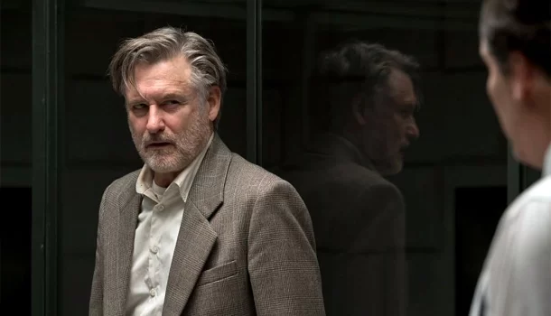 Anti-herói de Bill Pullman vai te manter hipnotizado em thriller fascinante  de espionagem na Netflix - Revista Bula