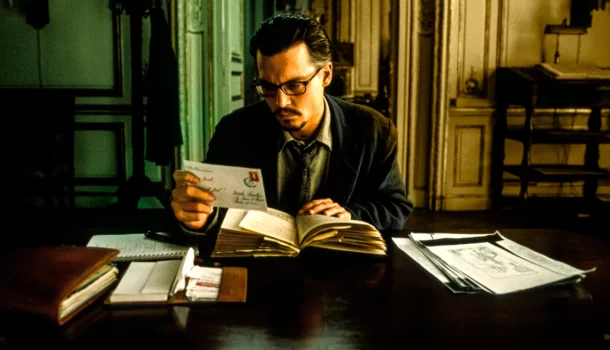 Mistério com Johnny Depp, baseado em obra literária com mais de 300 mil cópias vendidas, está na Netflix