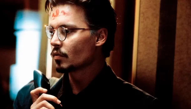 Baseado em livro que emplacou primeiro lugar na lista de best-sellers do New York Times, suspense com Johnny Depp está na Netflix