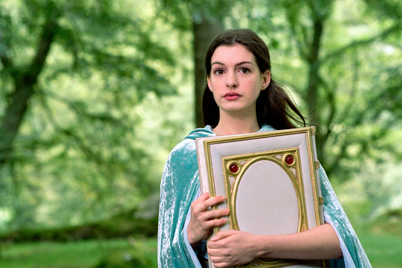 Anne Hathaway retorna ao papel icônico de O Diabo Veste Prada. Mas não é  apenas o figurino ou o roteiro que chama atenção. É o fato de que, 19 anos  depois, ela, image size:1300x867