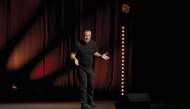 Caótica e politicamente incorreta, comédia de Ricky Gervais na Netflix é dose de humor para finalizar o ano com pé direito