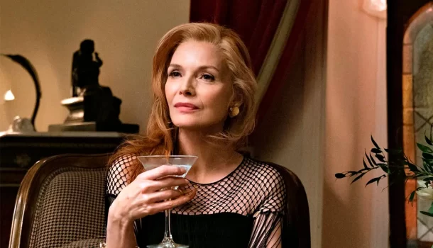 Baseado em livro aclamado pela crítica, comédia inteligente com Michelle Pfeiffer está na Netflix