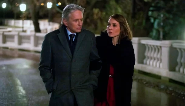 Com Michael Douglas e Noomi Rapaci, filme que acaba de chegar à Netflix é dose de ação que você precisa para começar a semana