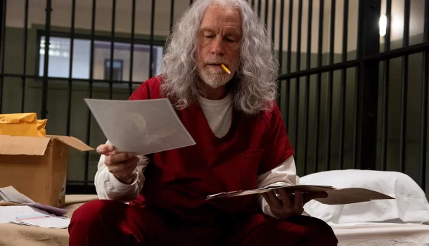 Suspense com John Malkovich vai fazer seus olhos saltar para fora do rosto, na Netflix