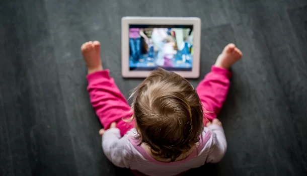A tecnologia e o aparvalhamento infantojuvenil