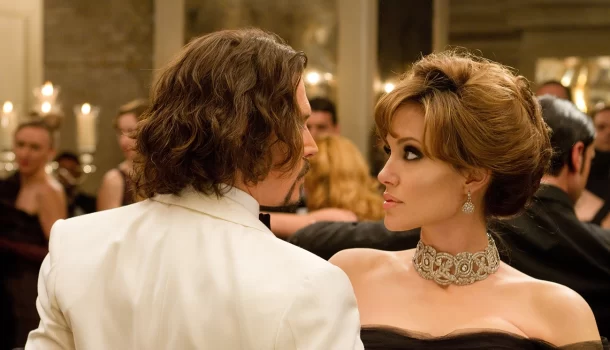 Indicado a 3 Globos de Ouro, filme que fez Johnny Depp e Angelina Jolie se odiarem está no Prime Video