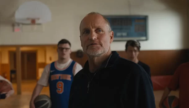 Comédia com Woody Harrelson que vai te ensinar mais sobre empatia que livro de autoajuda, na Netflix